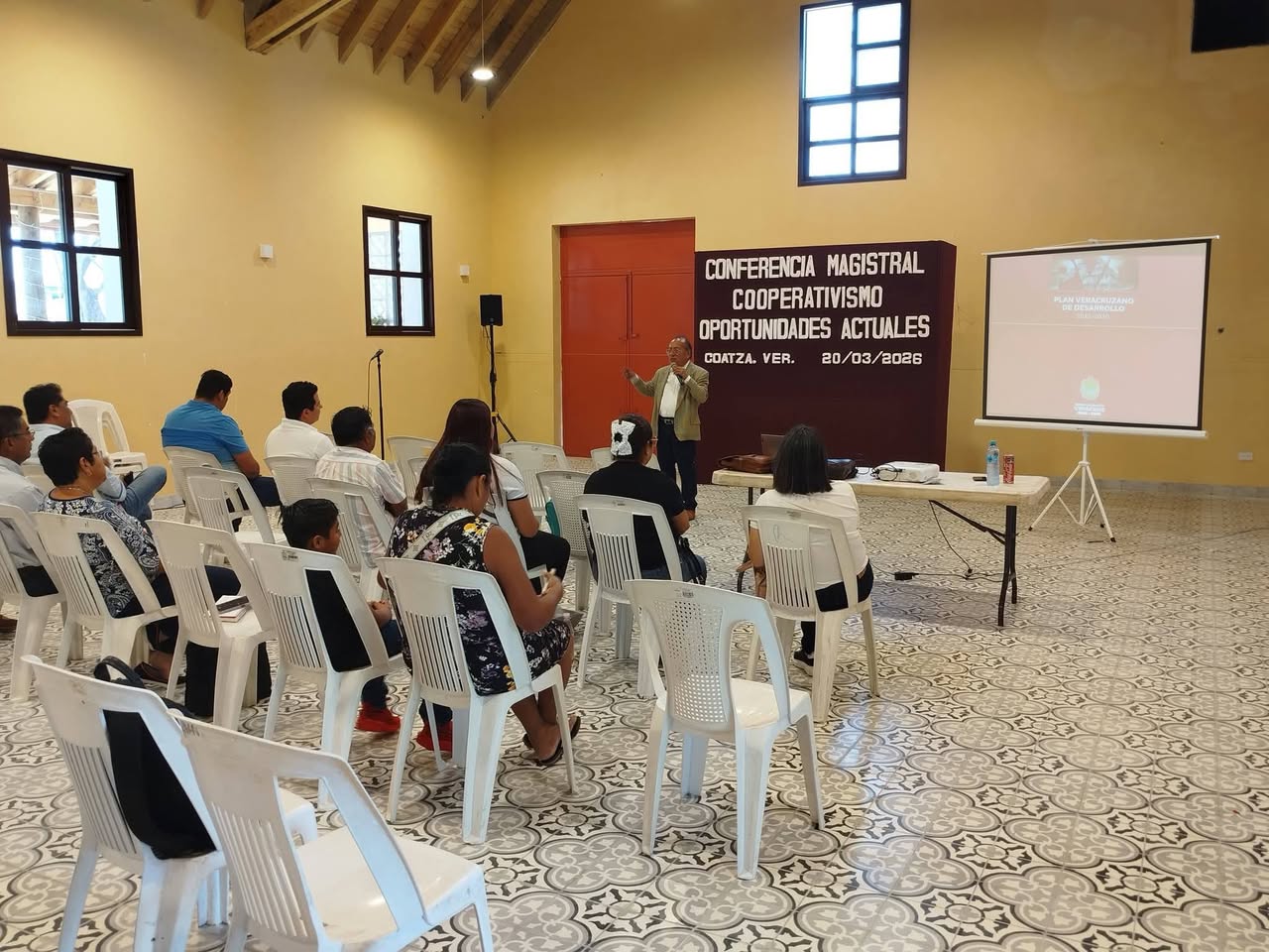 Asistentes en la conferencia magistral sobre cooperativismo