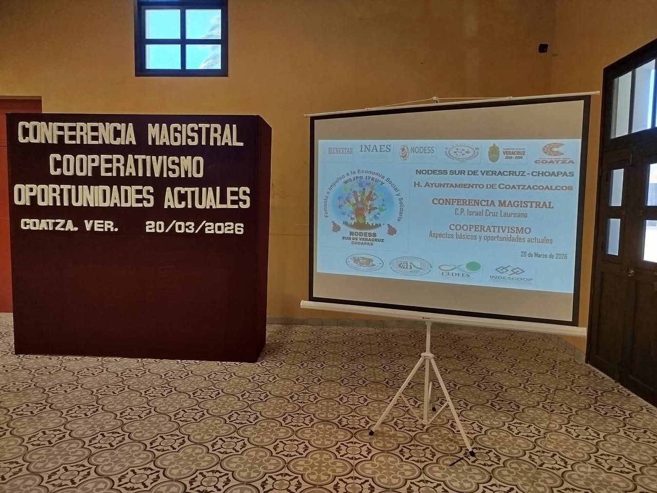 Pantalla con material de la conferencia magistral