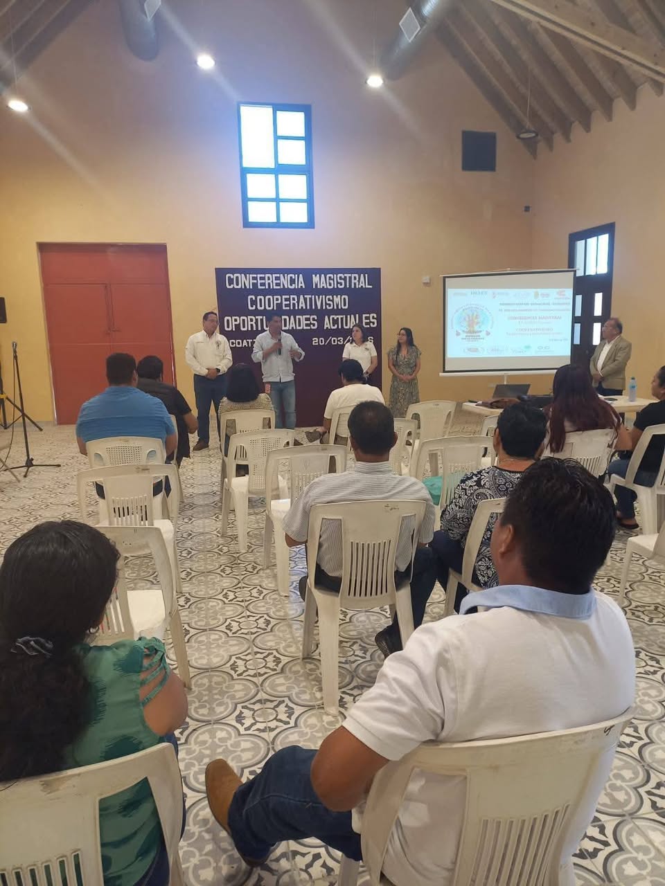 Participacion de ponentes y asistentes en la conferencia magistral